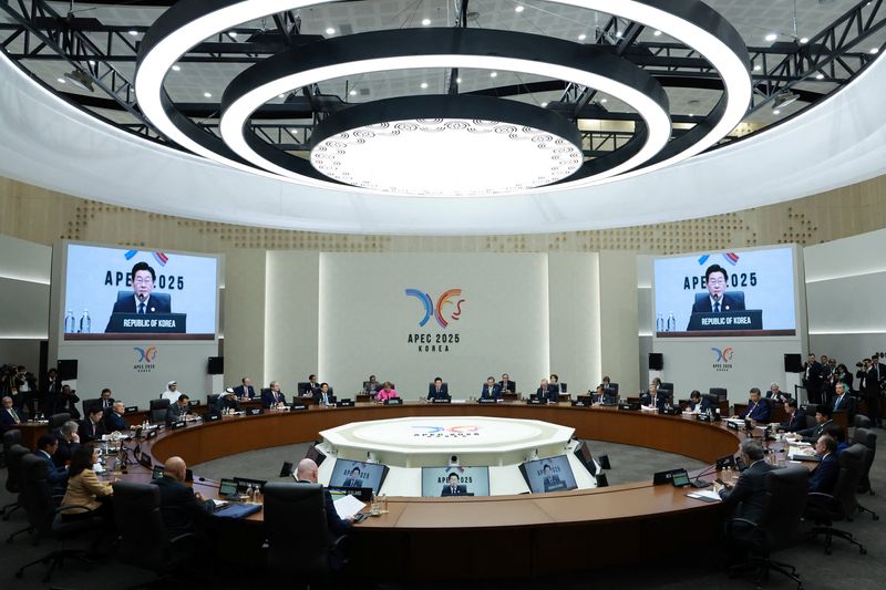 Официальный представитель APEC заявил, что страны-участницы активно работают над достижением консенсуса по вопросам торговли.