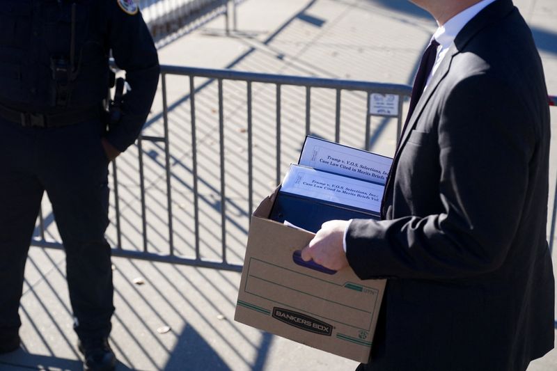 Потенциальное поражение Трампа в Верховном суде по вопросу тарифов усилит неопределенность в торговой политике