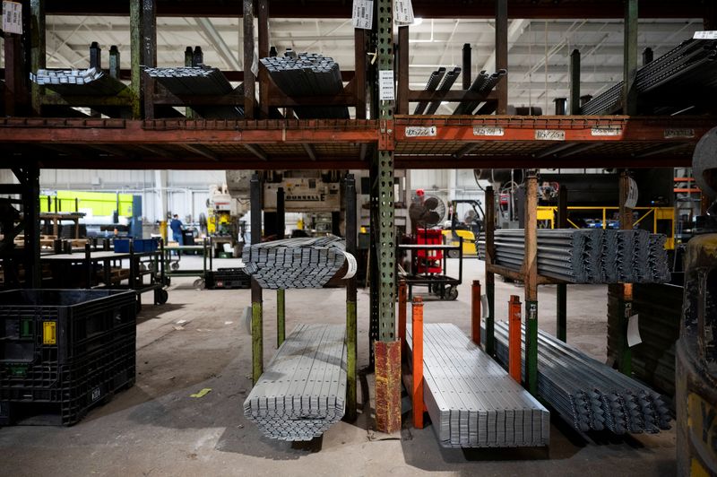 Промышленное производство США продолжило сокращаться в октябре; сроки поставок поставщиков увеличились