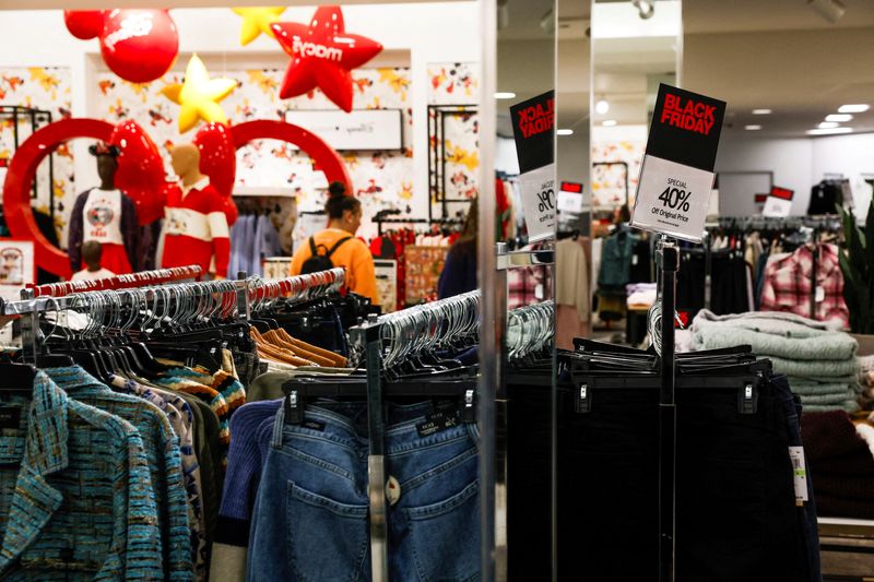 Согласно прогнозам, рост продаж в США в праздничный сезон в этом году будет умеренным